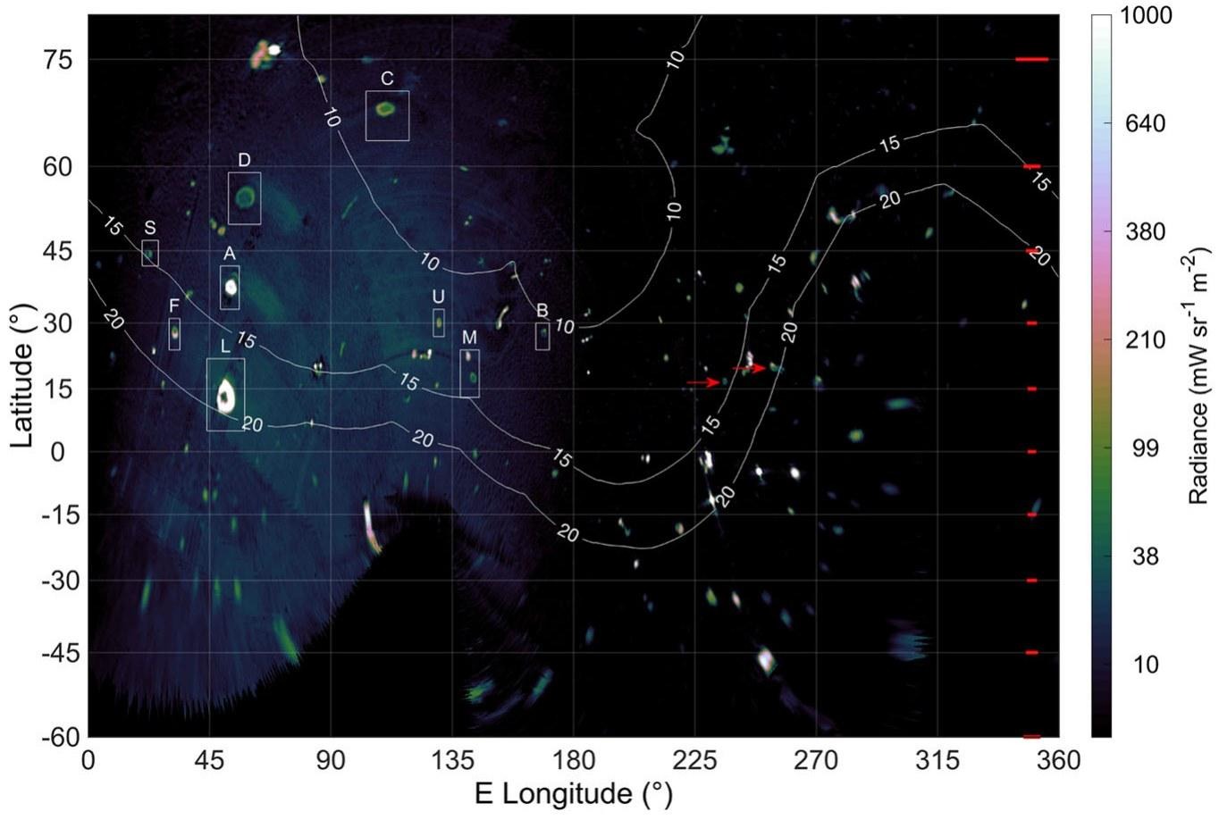Figura 9 Mosaico della radianza di Io in banda M dal sorvolo di maggio 2023, con risoluzione fino a 9 km/pixel. I riquadri indicano le paterae con anelli caldi.